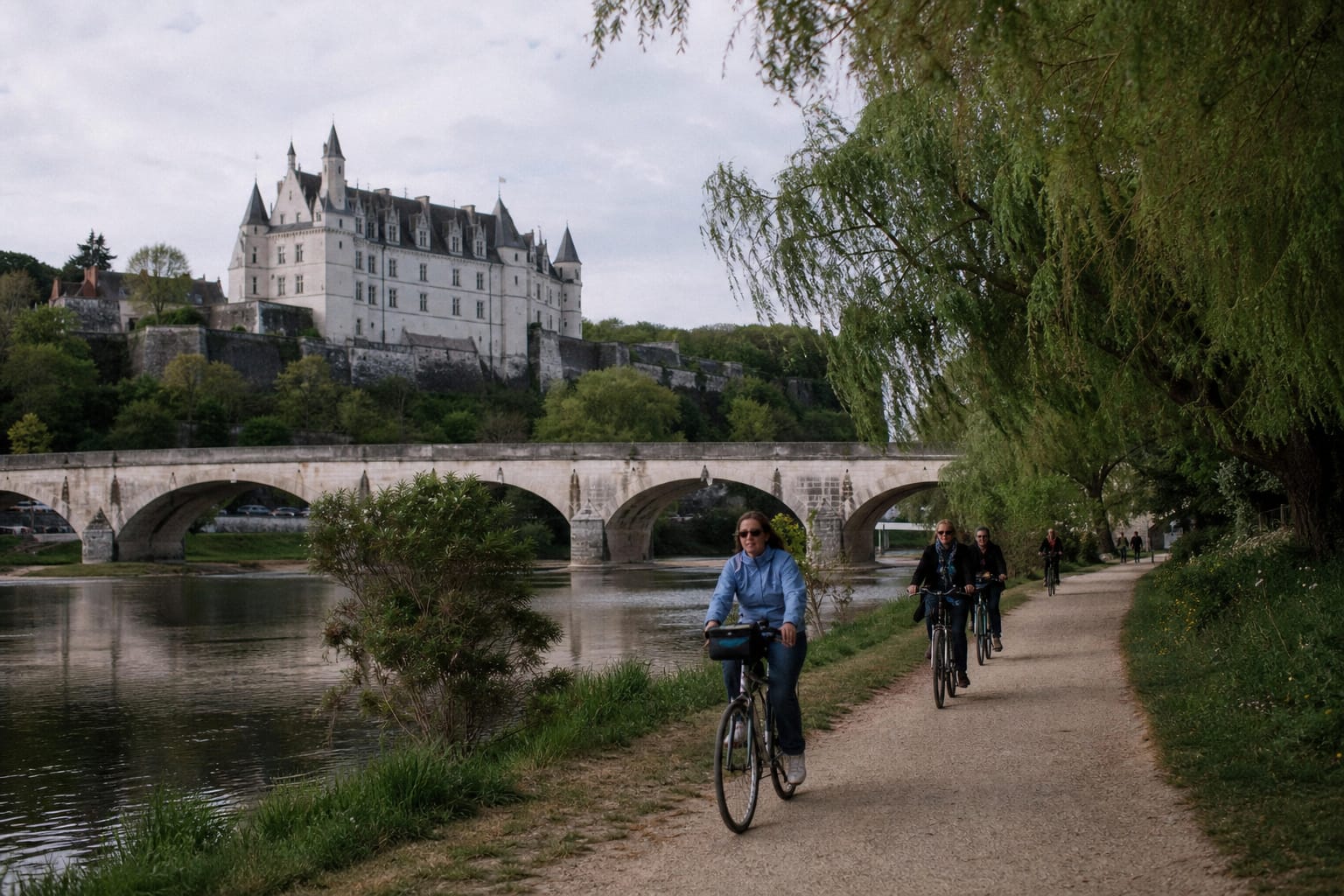 Château royal d'Amboise en tuffeau blanc dominant la Loire