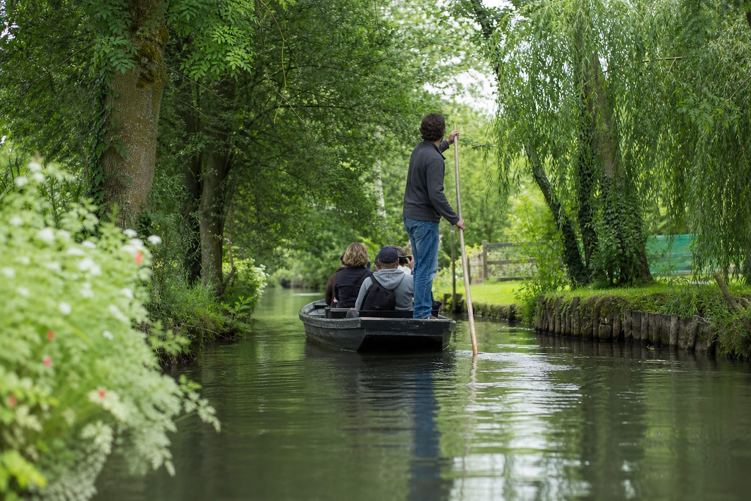 Barque à fond plat glissant entre les parcelles cultivées des hortillonnages d'Amiens