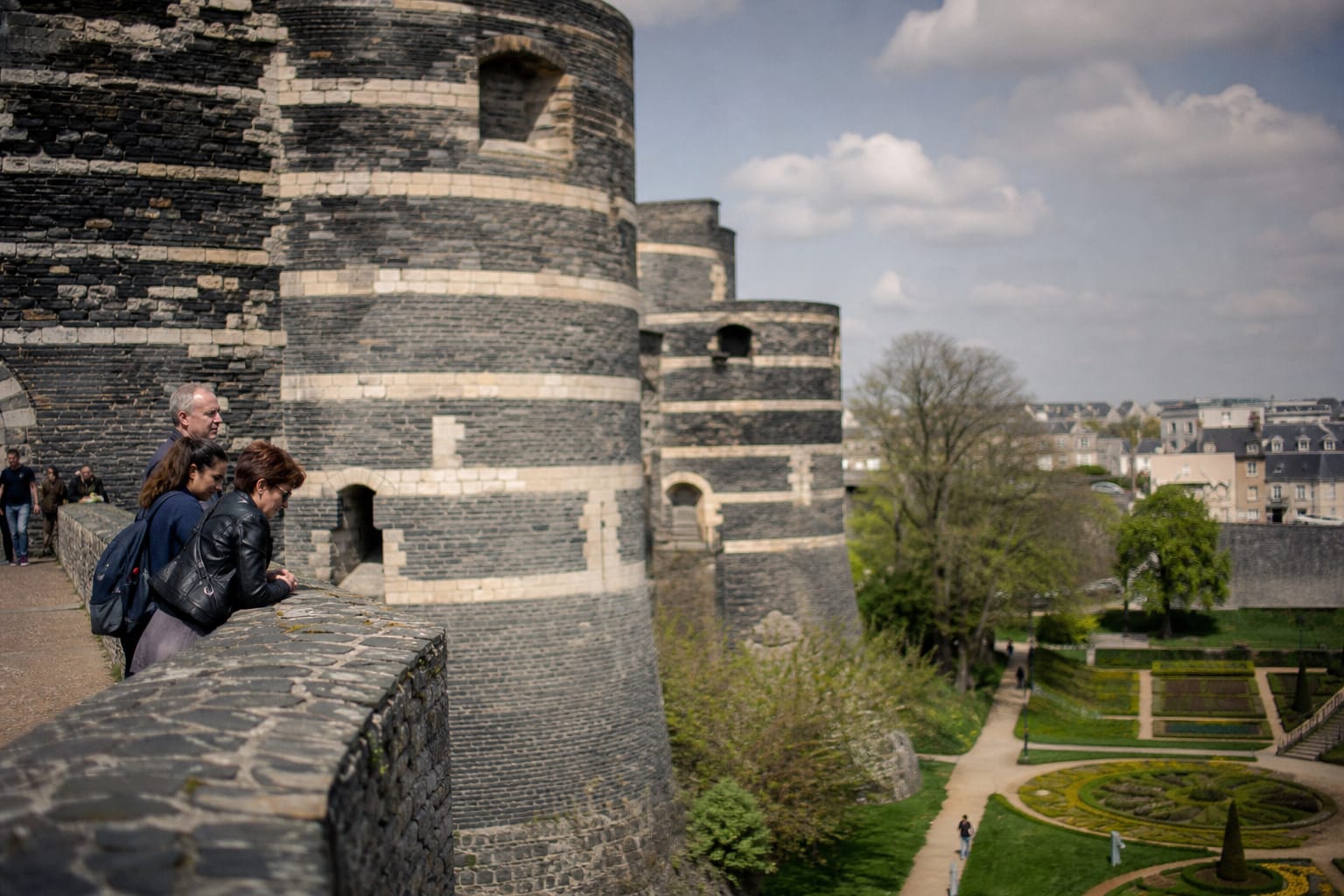 Tours de schiste noir et calcaire du château d'Angers dominant le jardin en terrasse