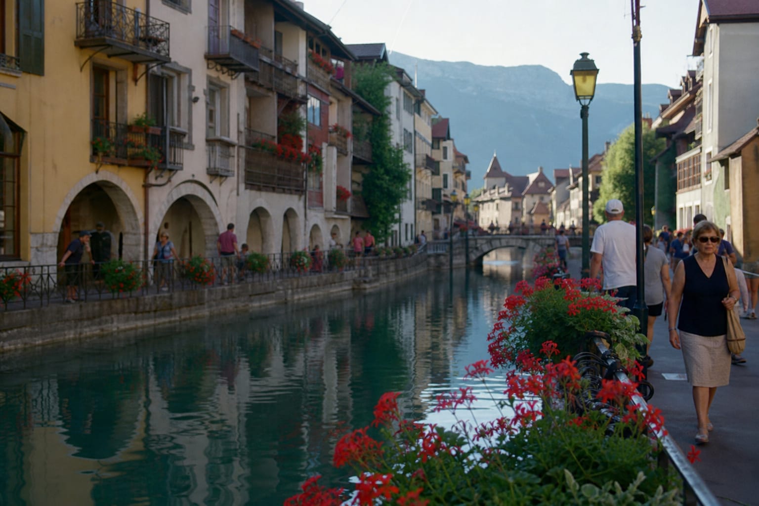 Canaux et maisons à arcades de la vieille ville d'Annecy un matin d'été