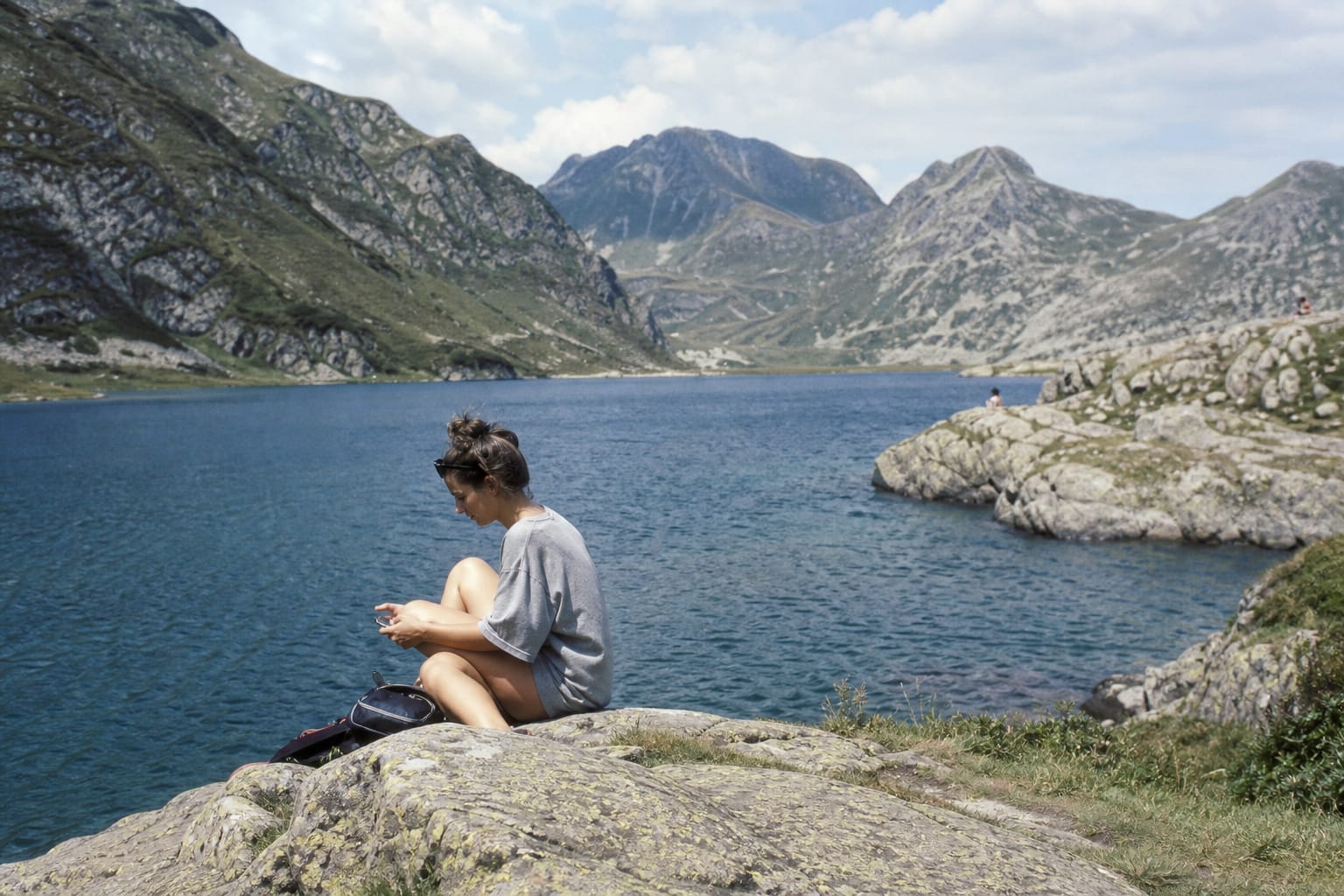 Lac de montagne entouré de sommets rocheux en été