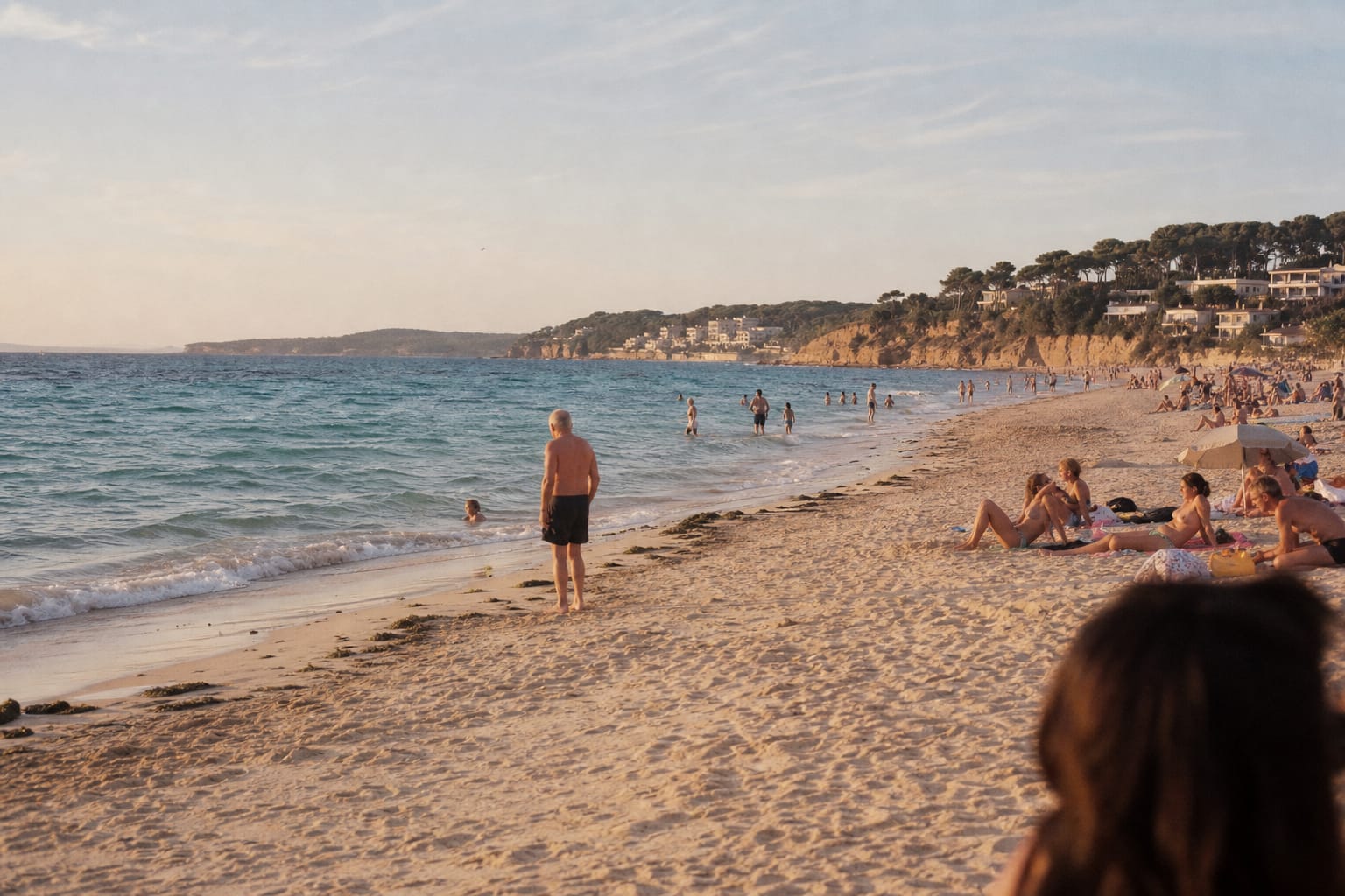 Plage de sable clair et eau turquoise en fin d'après-midi